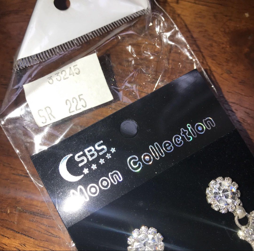 Elegant Silver Dangling Earrings (design 3) (Category: Earrings) located in Manila. Submitted by erlaien.ph (Listing ID 1462511584, Image 2). Description: 🏷 BUY NOW: great for fashion & events! Includes: - Earrings - Jewelry box 🧺 RFS: no longer used 🛒 Payment method: GCASH/BANK 📦 Shipping: LALAMOVE or GRAB PM ME FOR MORE INQUIRIES 💌 Check out my profile for other great offers & nice stuffs! Follow me for more!.