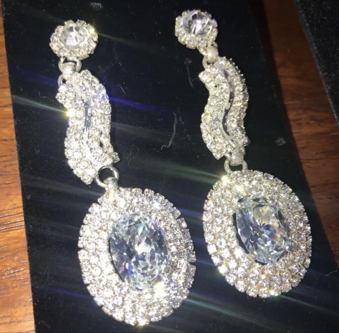 Elegant Silver Dangling Earrings (design 3) (Category: Earrings) located in Manila. Submitted by erlaien.ph (Listing ID 1462511584, Image 1). Description: 🏷 BUY NOW: great for fashion & events! Includes: - Earrings - Jewelry box 🧺 RFS: no longer used 🛒 Payment method: GCASH/BANK 📦 Shipping: LALAMOVE or GRAB PM ME FOR MORE INQUIRIES 💌 Check out my profile for other great offers & nice stuffs! Follow me for more!.