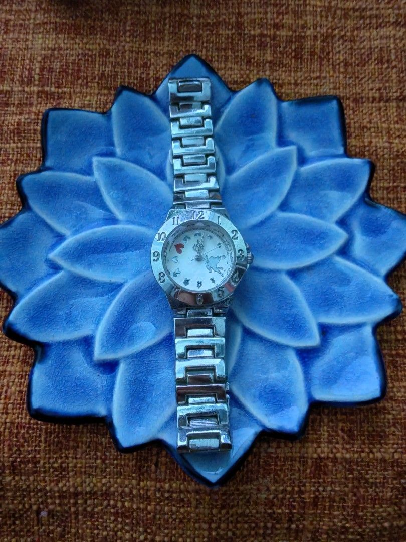 ES Vintage Silver Bracelet (Category: Women's Watches) located in Trece Martires City. Submitted by heirloomhoursph (Listing ID 1462636411, Image 1). Description: ✨ Heirloom Hours – Available Piece ✨ ES Vintage Silver Bracelet Php 999 + sf Details: ■ Brand/Series: ES ■ Model Number: ■ Movement: Quartz ■ Design Origin: Japan ■ Case Size: 27mm ■ Wrist Size: 17.5cm (max) ■ Condition: 10/10 ■ Comes with replacement box 📌 Fully functional vintage wat