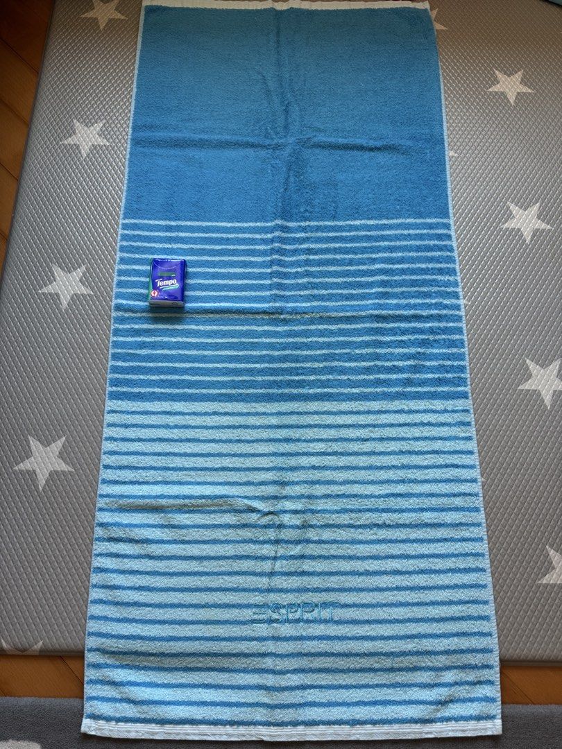 Esprit Blue Striped Beach Towel （分類：床具浴巾）位於 Hong Kong。 由 j.roll 提交（商品編號 1462474063，圖片 2）。簡介： 。