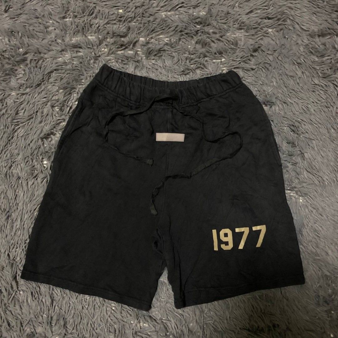 Essentials Sweatshort (Category: Shorts) located in Camiling. Submitted by thriftscape2024 (Listing ID 1462597642, Image 1). Description: Excellent Condition Color rate: 9/10 Issue: ❌❌❌ W: 26-40 L: 21 Thigh: 14.5 Leg Opening: 13.
