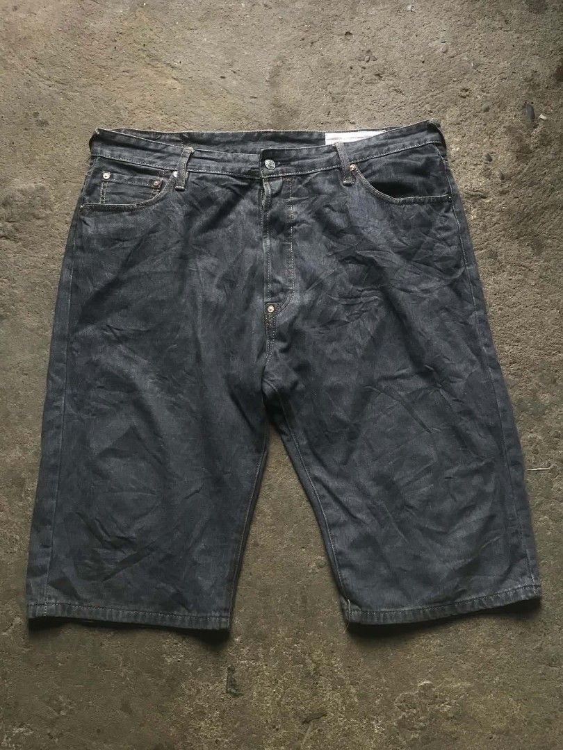 EVISU x Edison Chen Denim Shorts (Category: Shorts) located in Echague. Submitted by jomardofit94339 (Listing ID 1462575273, Image 1). Description: - Evisu denim shorts - Dark wash denim - Unique graphic print on back pockets - Edison Chen collaboration - Perfect for casual outfits - Check out the detailed print!.