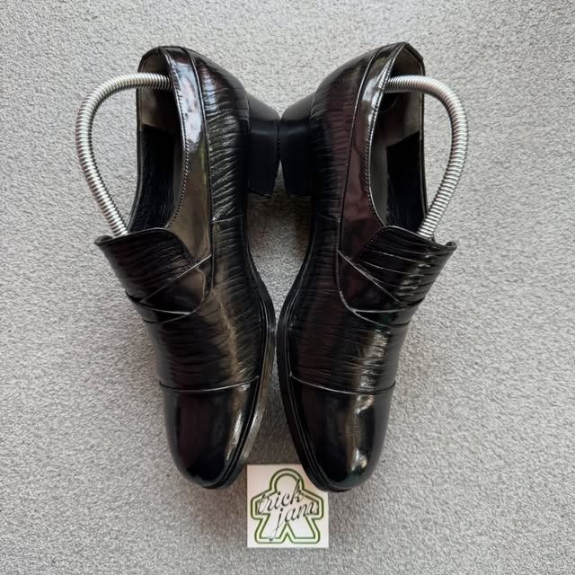 EXECPERD COLLECTION CRINKLED LEATHER BLACK LOAFER (Category: Loafers) located in Cagayan de Oro. Submitted by huntbytrickjam.v2 (Listing ID 1462579390, Image 3). Description: EXECPERD COLLECTION CRINKLED LEATHER BLACK LOAFER US 7.5 WMNS / EURO 39.5 / CM 24.5 EXCELLENT Pair Only No Issue M - 1599.