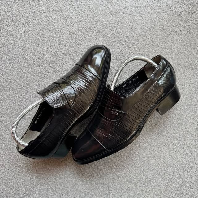 EXECPERD COLLECTION CRINKLED LEATHER BLACK LOAFER (Category: Loafers) located in Cagayan de Oro. Submitted by huntbytrickjam.v2 (Listing ID 1462579390, Image 1). Description: EXECPERD COLLECTION CRINKLED LEATHER BLACK LOAFER US 7.5 WMNS / EURO 39.5 / CM 24.5 EXCELLENT Pair Only No Issue M - 1599.