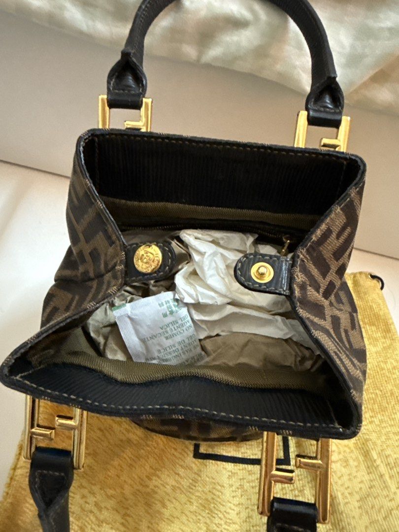 Fendi Zucca Canvas Mini Bag （分類：手袋及銀包）位於 Hong Kong。 由 qtpiepie 提交（商品編號 1462626369，圖片 2）。簡介： Classic Fendi mini bag. Features the iconic Zucca print. Black leather handles and trim. Gold hardware details. Interior has a zipped pocket. Dust bag included. Great for everyday use.。