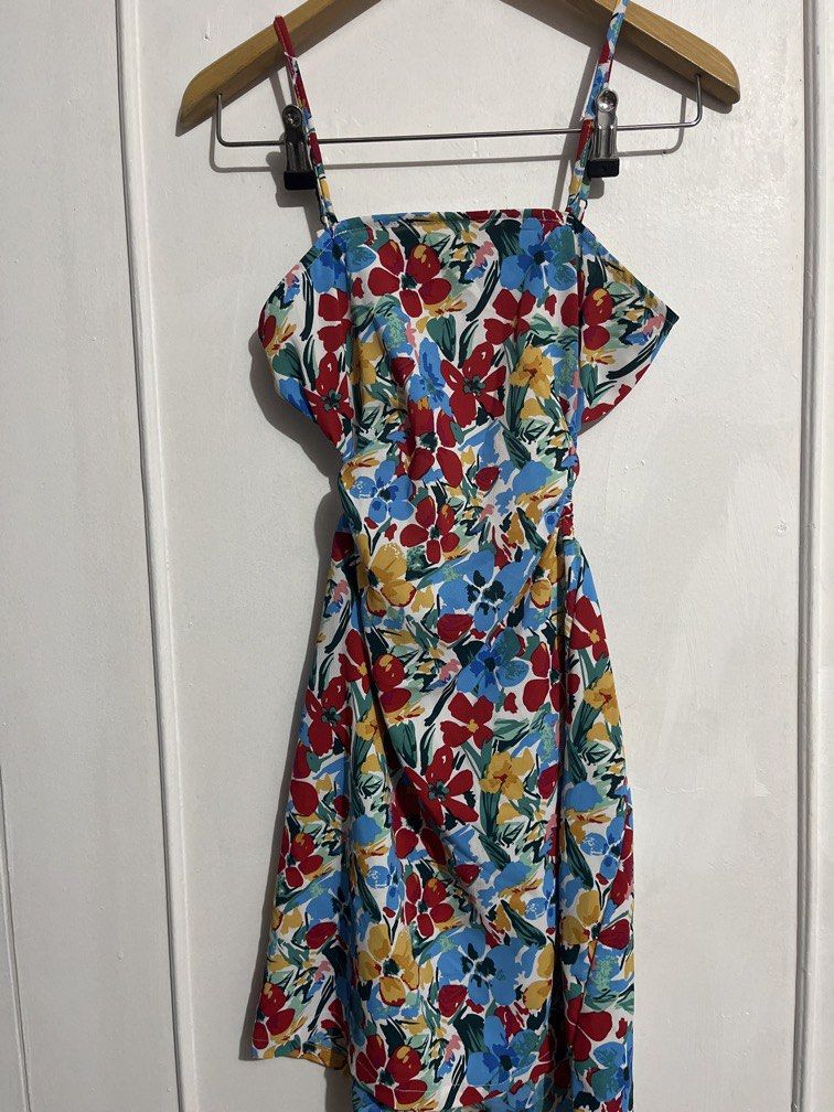 FLORAL DRESS SIZE SMALL (Category: Dresses) located in Makati City. Submitted by girlydy (Listing ID 1462645623, Image 1). Description: .
