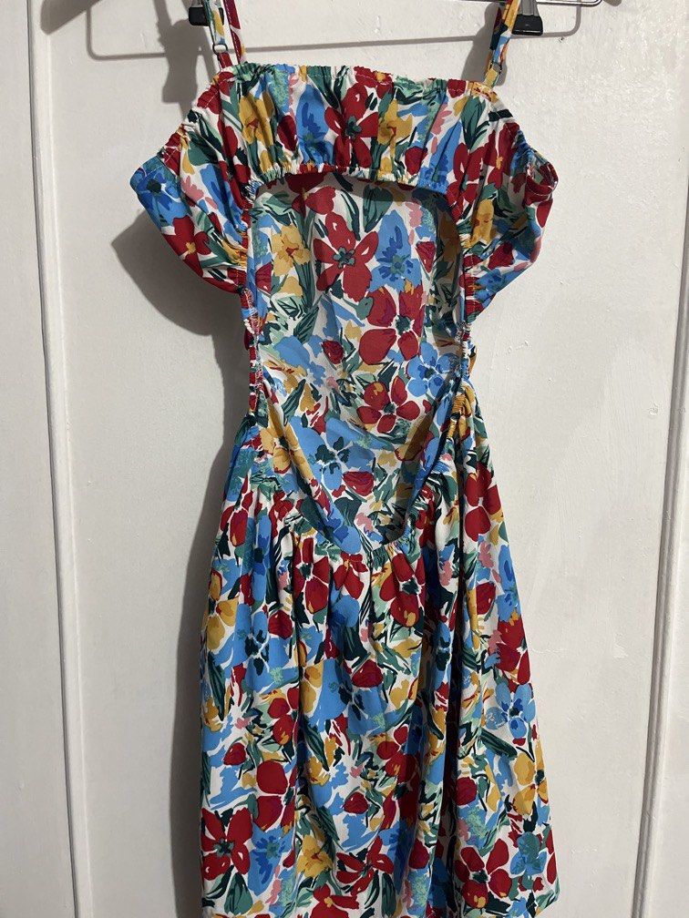 FLORAL DRESS SIZE SMALL (Category: Dresses) located in Makati City. Submitted by girlydy (Listing ID 1462645623, Image 2). Description: .