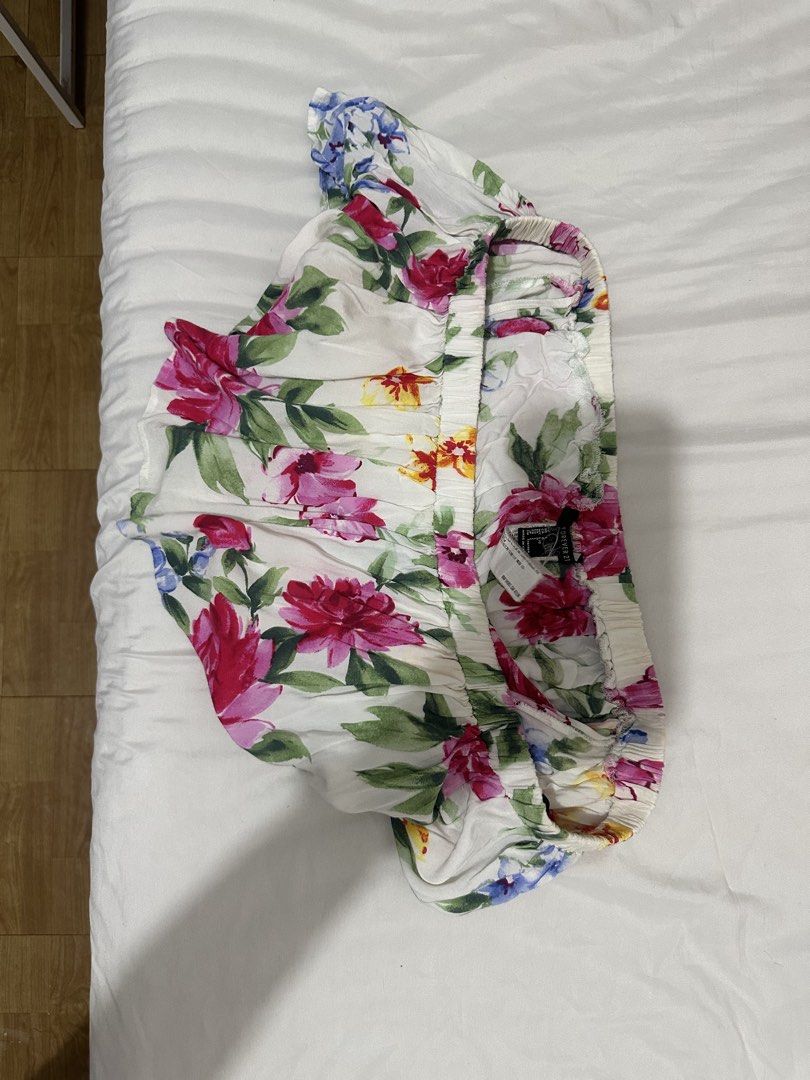 Floral Off-Shoulder Crop Top (Category: Others Tops) located in Mandaluyong City. Submitted by gbtnhc (Listing ID 1462459146, Image 2). Description: - White off-shoulder crop top perfect for beach because of floral print - Lightweight and airy fabric - RFS: doesn’t fit me anymore, not my style anymore .
