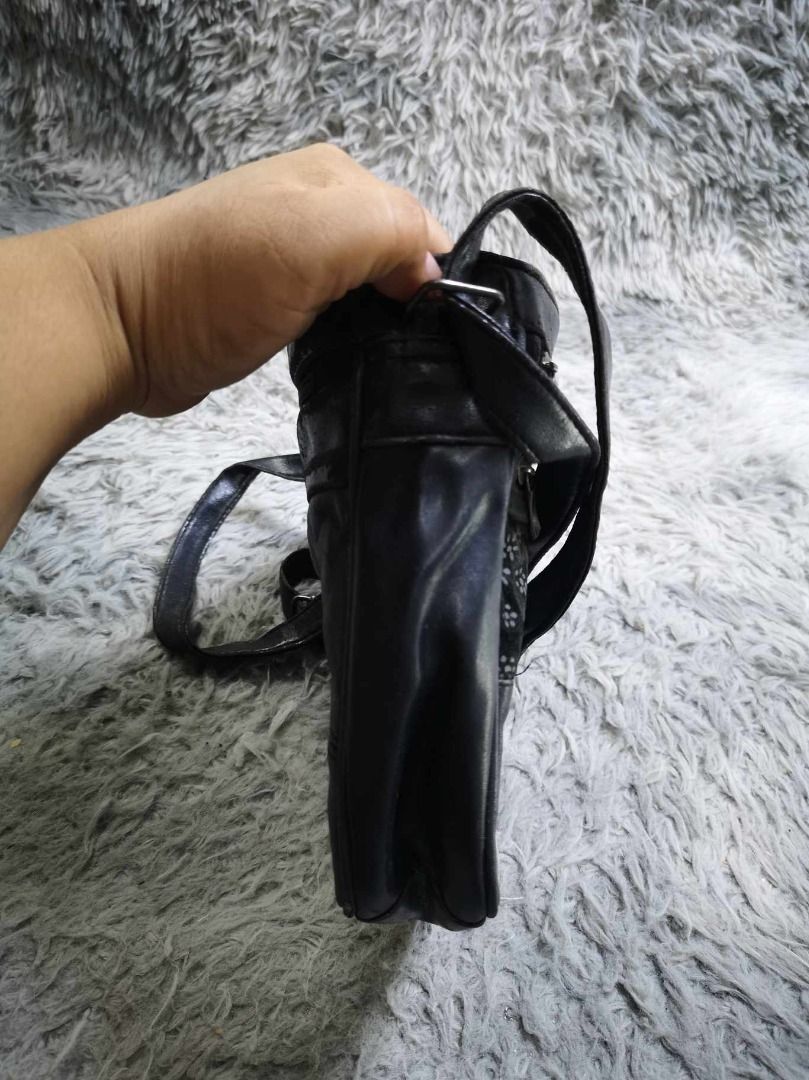 Floral Patterned Panels Patchwork Multi Pocket Crossbody Bag (Category: Cross-body Bags) located in Santa Cruz. Submitted by jmy_surplus.2 (Listing ID 1462479621, Image 2). Description: Size ; L - 9 W - 8.6 Color ; Black Type ; Crossbody Bag Brand ; No brand Material ; Leather Style ; Black leather Zipper Closure Crossbody bag LR 129 JMY 1 Batch #221.