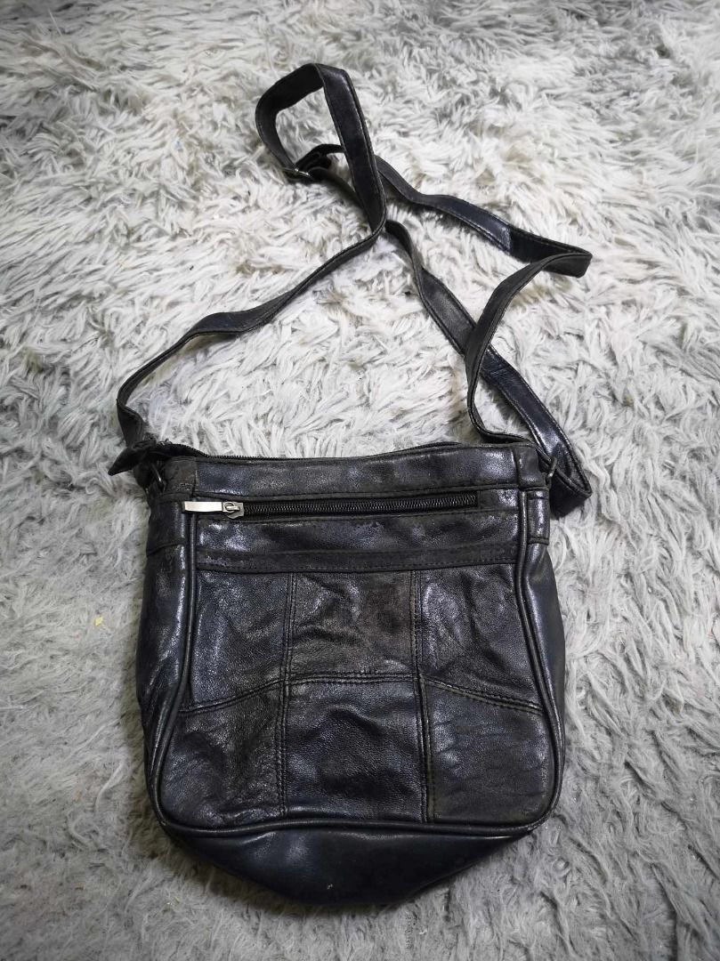 Floral Patterned Panels Patchwork Multi Pocket Crossbody Bag (Category: Cross-body Bags) located in Santa Cruz. Submitted by jmy_surplus.2 (Listing ID 1462479621, Image 1). Description: Size ; L - 9 W - 8.6 Color ; Black Type ; Crossbody Bag Brand ; No brand Material ; Leather Style ; Black leather Zipper Closure Crossbody bag LR 129 JMY 1 Batch #221.