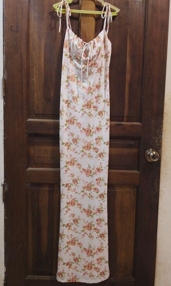Floral Self-tie Maxi Dress (Category: Dresses) located in Cainta. Submitted by shaye_declutters (Listing ID 1462510398, Image 2). Description: unused, not my size and too long bottom is a little flared out giving you the mermaid look l: 60" b: ‎32-36" w: ‎28-32" loc: cainta/makati.