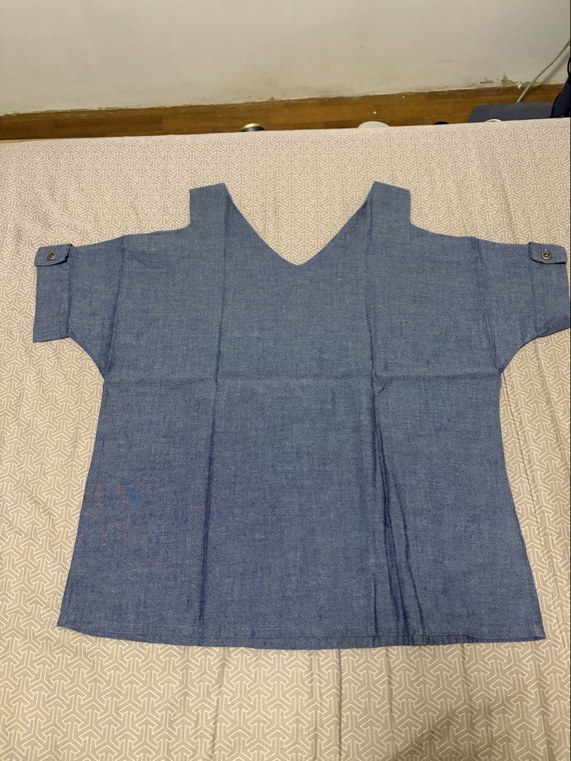 Folded & Hung Blue Cold Shoulder V-Neck Top Size S (Category: Blouses) located in Manila. Submitted by shopmeph (Listing ID 1462650311, Image 1). Description: - Brand: Folded & Hung - Color: Blue - Style: Cold shoulder top - Neckline: V-neck - Sleeves: Short sleeves with button details - Size: S - Occasion: Casual wear.