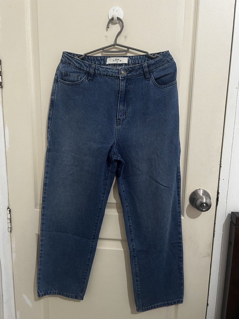 ForMe Mom Jeans HW Size 28 Blue (Category: Jeans) located in Roxas City. Submitted by preloved_by_workingstudent (Listing ID 1462447051, Image 1). Description: HEARING OFFERS! - Brand: ForMe Denim - Color: Blue - Cut: Straight Leg - Size: 28 - Closure: Button and Zip - Pockets: 2 front, 2 back - Ideal for: Everyday wear.