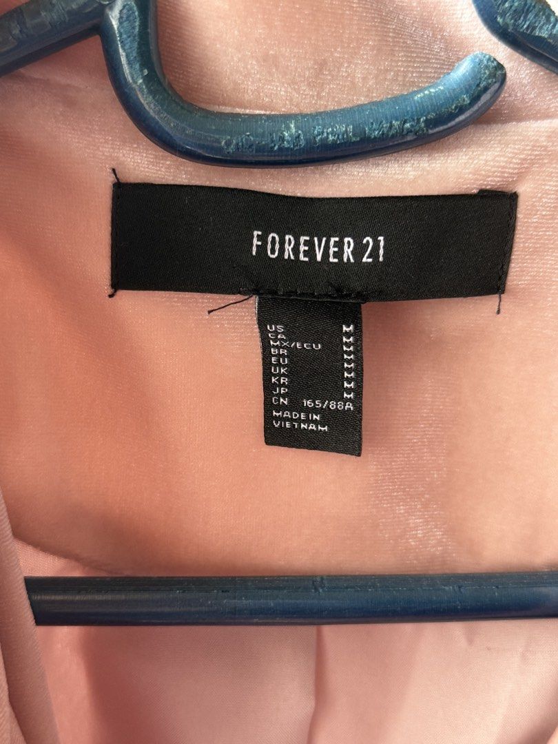 Forever 21 Pink Velvet Blazer (Category: Coats, Jackets and Outerwear) located in Quezon City. Submitted by StylePoise (Listing ID 1462647235, Image 2). Description: STYLE POISE ✨ 2nd hand items | Pre-loved items 📦 Delivery Mode of Payment: GCASH Mode of Delivery: GRAB/LALAMOVE/GOGO XPRESS delivery fee shouldered by buyer .