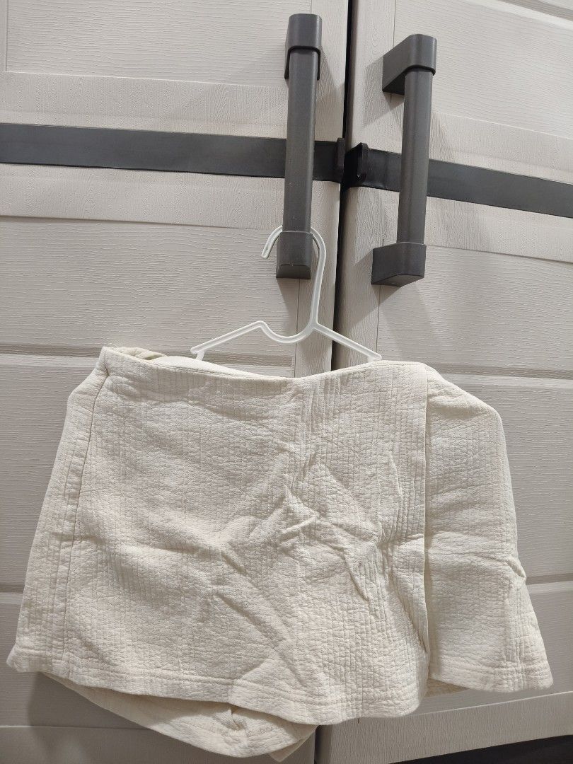 Forever 21 Textured Shorts Size S (Category: Shorts) located in Manila. Submitted by hellocaea010894 (Listing ID 1462599457, Image 1). Description: - Cream colored shorts - Brand: Forever 21 - Textured fabric all over - Size: S - Ideal for casual wear - Versatile: easy to pair with various tops - Please check photos for detailed condition.