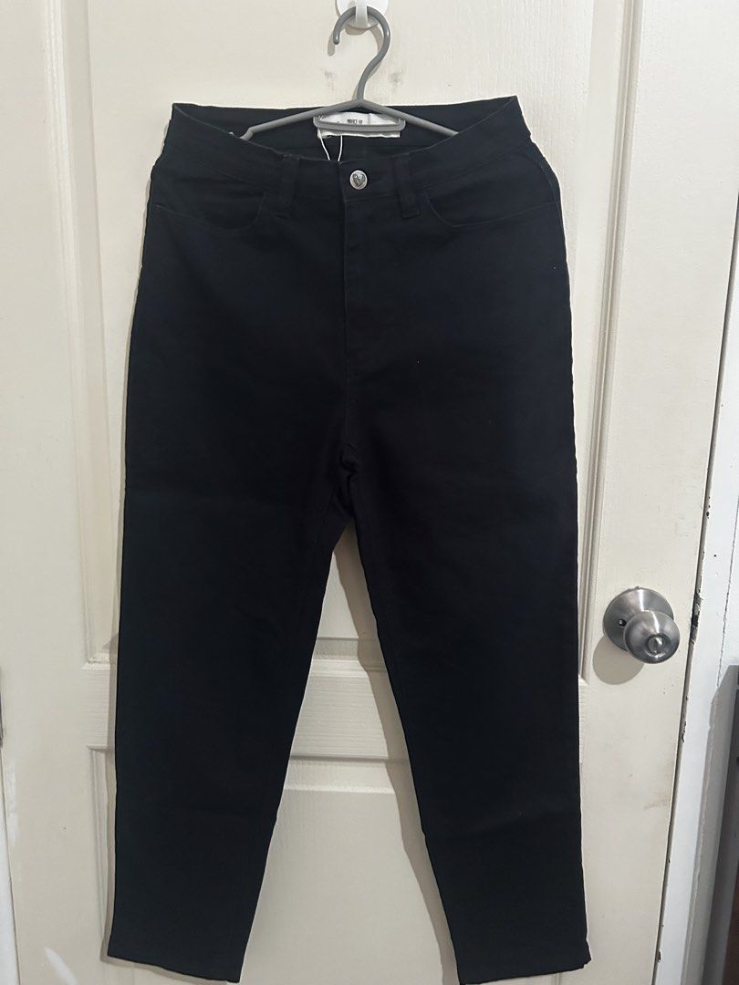 ForMe Mom Jeans HW Black Size 26 (Category: Jeans) located in Roxas City. Submitted by preloved_by_workingstudent (Listing ID 1462446982, Image 1). Description: - Color: Black - Size: 26 - Style: High-waisted, Cropped - Features: Classic five-pocket design, Button and zip closure - Occasion: Casual wear.