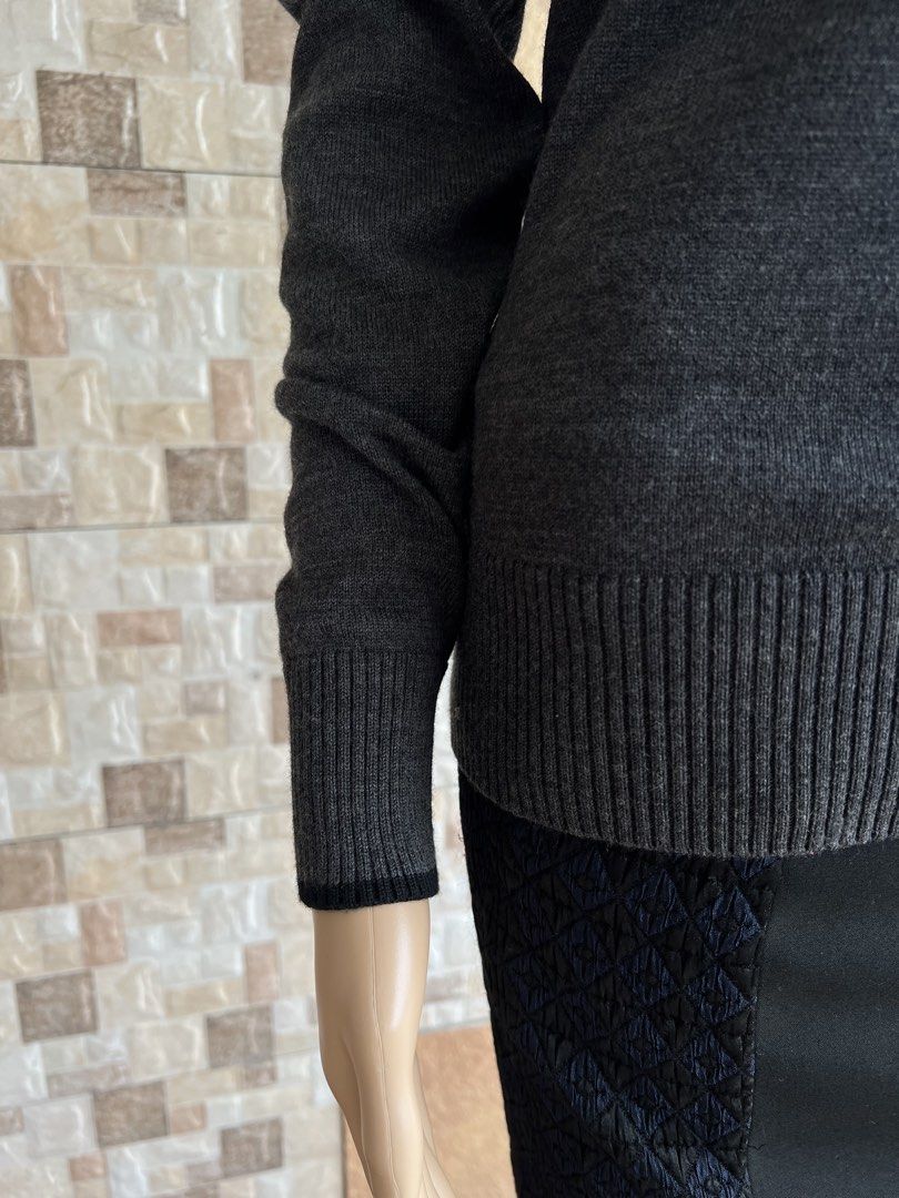 FREDPERRY - MERINA WOOL ROUND NECK SWEATER (Category: Coats, Jackets and Outerwear) located in Bacolod City. Submitted by timelessbyjosh (Listing ID 1461705964, Image 3). Description: BEST FOR CASUAL & COZY OUTFITS SIZE : US 6 ACTUAL COLOR : DARK GREY & BLACK COLOR RATE : 10 OUT OF 10 CONDITION : NEAR NEW MATERIAL : 100 % MERINA WOOL MADE IN : CHINA FLAWS : NONE DIMENSIONS LENGTH - 25 WIDTH ( ARMPIT TO ARMPIT ) - 18 SHOULDER TO SHOULDER - 17 SLEE