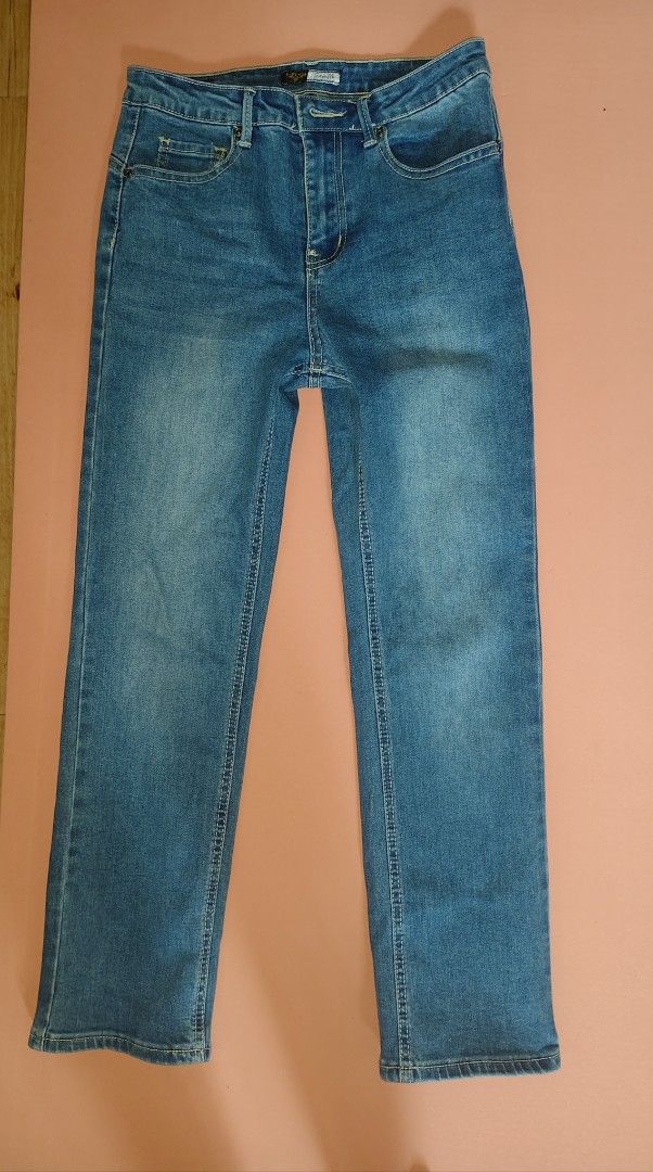 FREEGO Blue Denim Jeans Size 27 (Category: Jeans) located in Cabuyao City. Submitted by arabellasthrifthaven (Listing ID 1462553201, Image 1). Description: - Used only once - Brand: FREEGO - Type: Blue Denim Jeans - Cut: Straight Leg - Size: 27 .