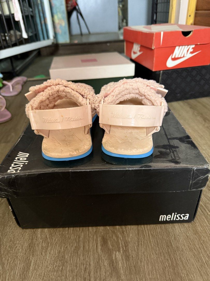 Fur sandals (Category: Flats & Sandals) located in Valenzuela. Submitted by ksprelovedstuffs (Listing ID 1462644154, Image 2). Description: .
