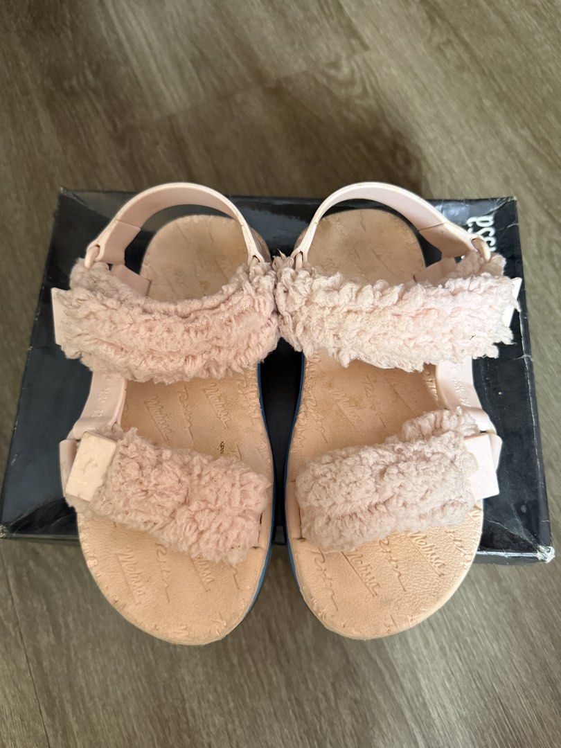 Fur sandals (Category: Flats & Sandals) located in Valenzuela. Submitted by ksprelovedstuffs (Listing ID 1462644154, Image 1). Description: .