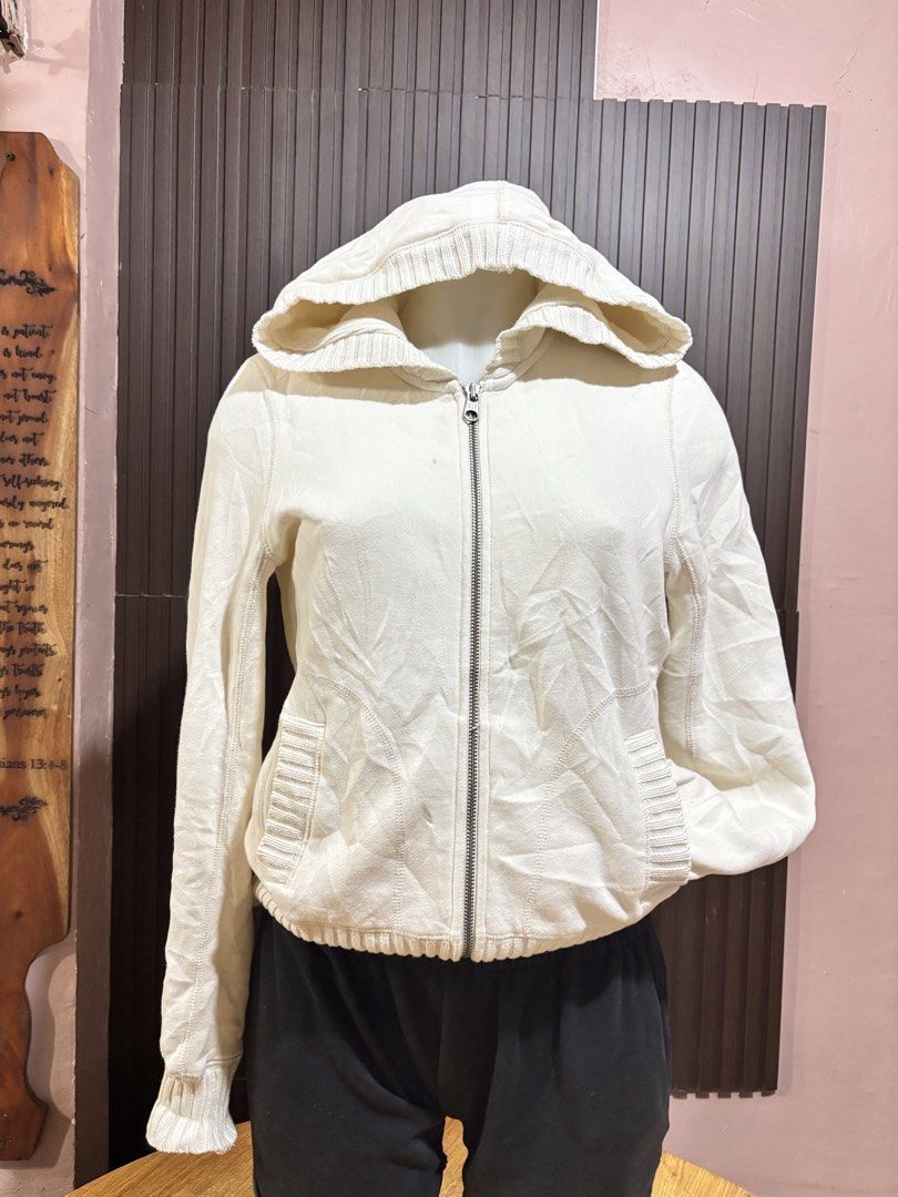 GAP Cream Zip-Up Hoodie (Category: Hoodies) located in Manila. Submitted by danirivera21 (Listing ID 1462442413, Image 1). Description: - GAP Cream Zip-Up Hoodie - Size: Medium (M) - Features: Hood, Pockets - Details: Ribbed cuffs and hem - Material: Made in the Philippines - Style: Casual wear.