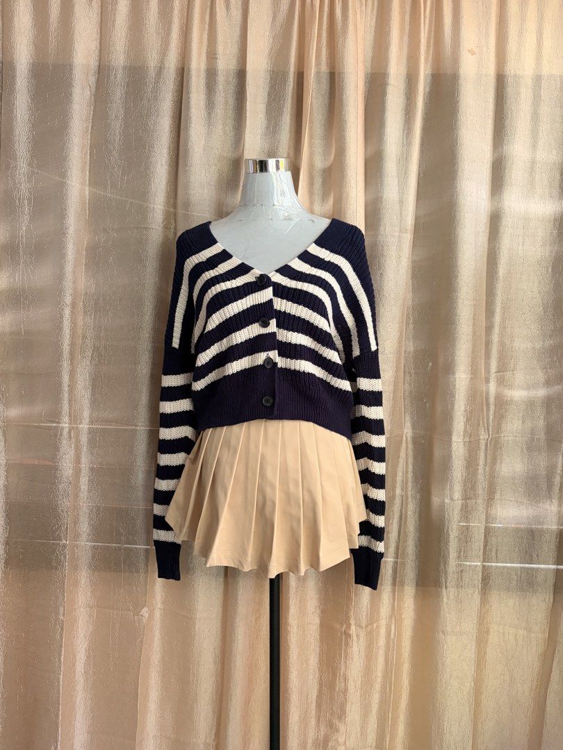 GAP CROP CARDIGAN (Category: Coats, Jackets and Outerwear) located in Palayan City. Submitted by ms.el.apparel (Listing ID 1462641282, Image 1). Description: .