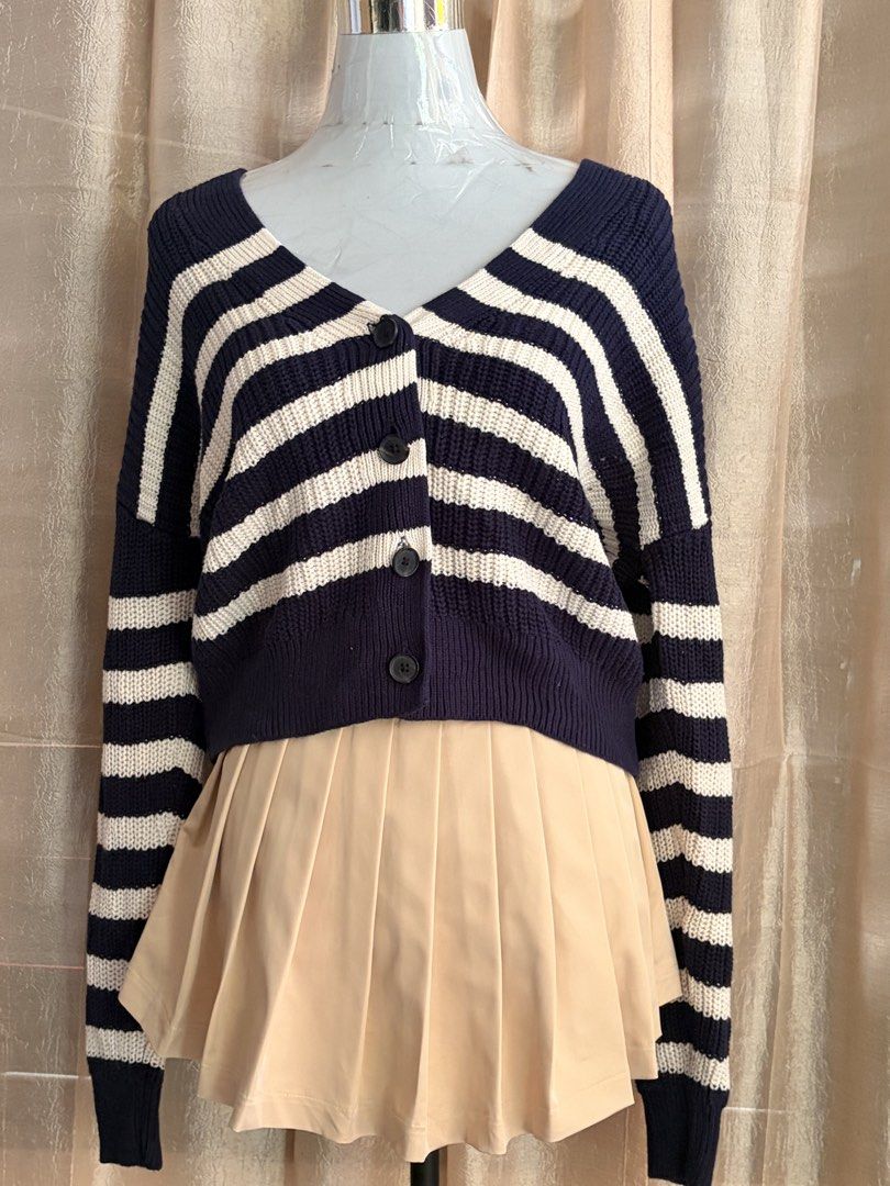 GAP CROP CARDIGAN (Category: Coats, Jackets and Outerwear) located in Palayan City. Submitted by ms.el.apparel (Listing ID 1462641282, Image 2). Description: .