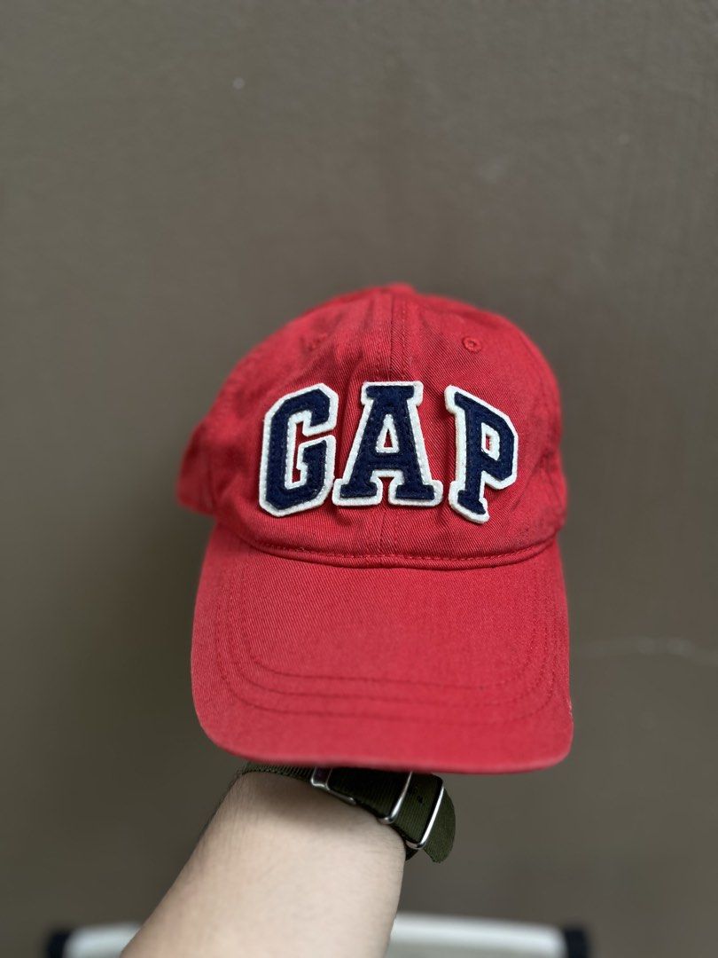 GAP Y2K 90s Big Arch Patch Logo Red Cap / Hat Youth Size (Category: Hats & Beanies) located in Limasawa. Submitted by ndifferance (Listing ID 1462668159, Image 1). Description: RFS: Has been stored inside the closet for years so need to be declutter for spaces 📌Youth size on tag but still fit for Small sizes 📌Dimes: color rate red 9.5/10 No other issue except on slight scratch on the left side brim (see last pic) Great & Authentic condition 💯 