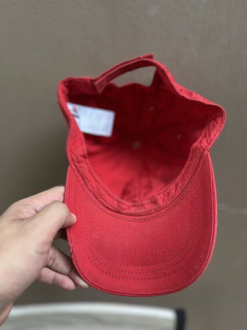 GAP Y2K 90s Big Arch Patch Logo Red Cap / Hat Youth Size (Category: Hats & Beanies) located in Limasawa. Submitted by ndifferance (Listing ID 1462668159, Image 2). Description: RFS: Has been stored inside the closet for years so need to be declutter for spaces 📌Youth size on tag but still fit for Small sizes 📌Dimes: color rate red 9.5/10 No other issue except on slight scratch on the left side brim (see last pic) Great & Authentic condition 💯 