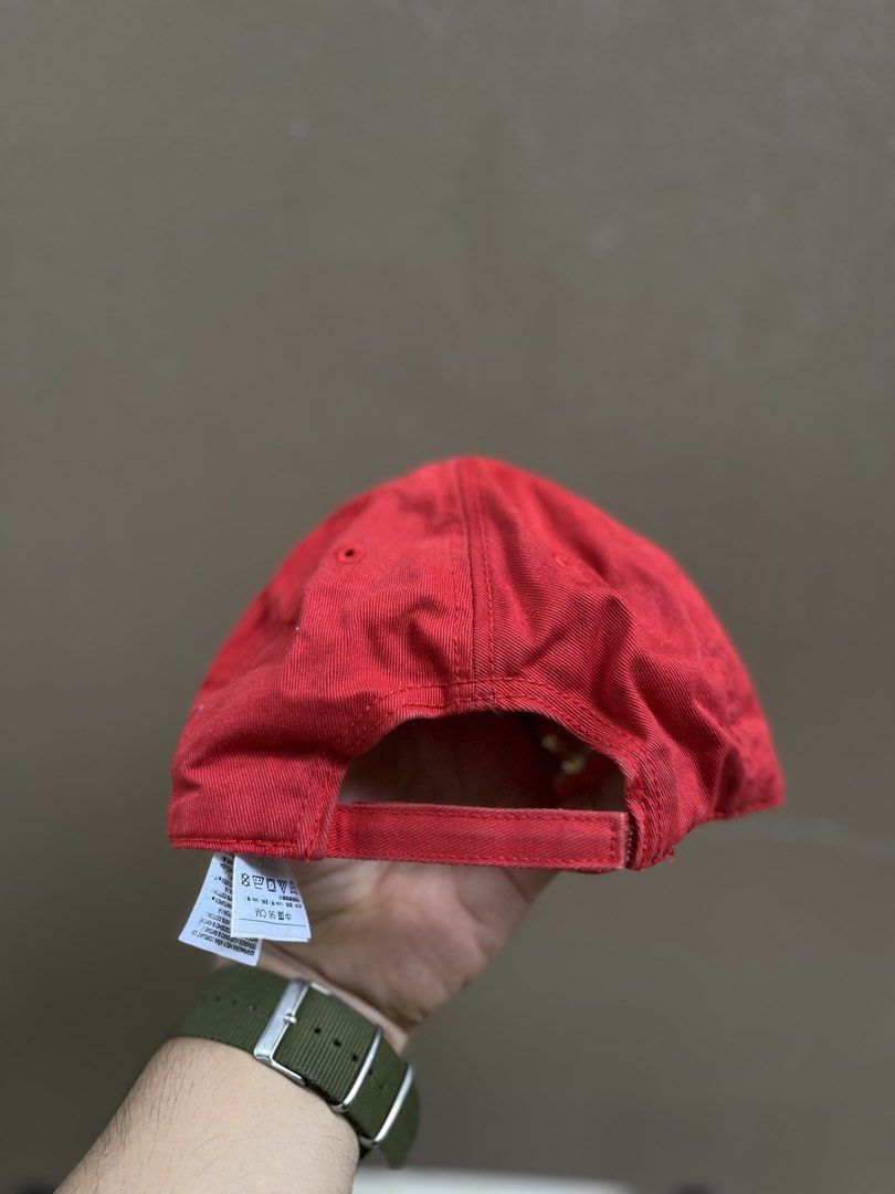 GAP Y2K 90s Big Arch Patch Logo Red Cap / Hat Youth Size (Category: Hats & Beanies) located in Limasawa. Submitted by ndifferance (Listing ID 1462668159, Image 3). Description: RFS: Has been stored inside the closet for years so need to be declutter for spaces 📌Youth size on tag but still fit for Small sizes 📌Dimes: color rate red 9.5/10 No other issue except on slight scratch on the left side brim (see last pic) Great & Authentic condition 💯 