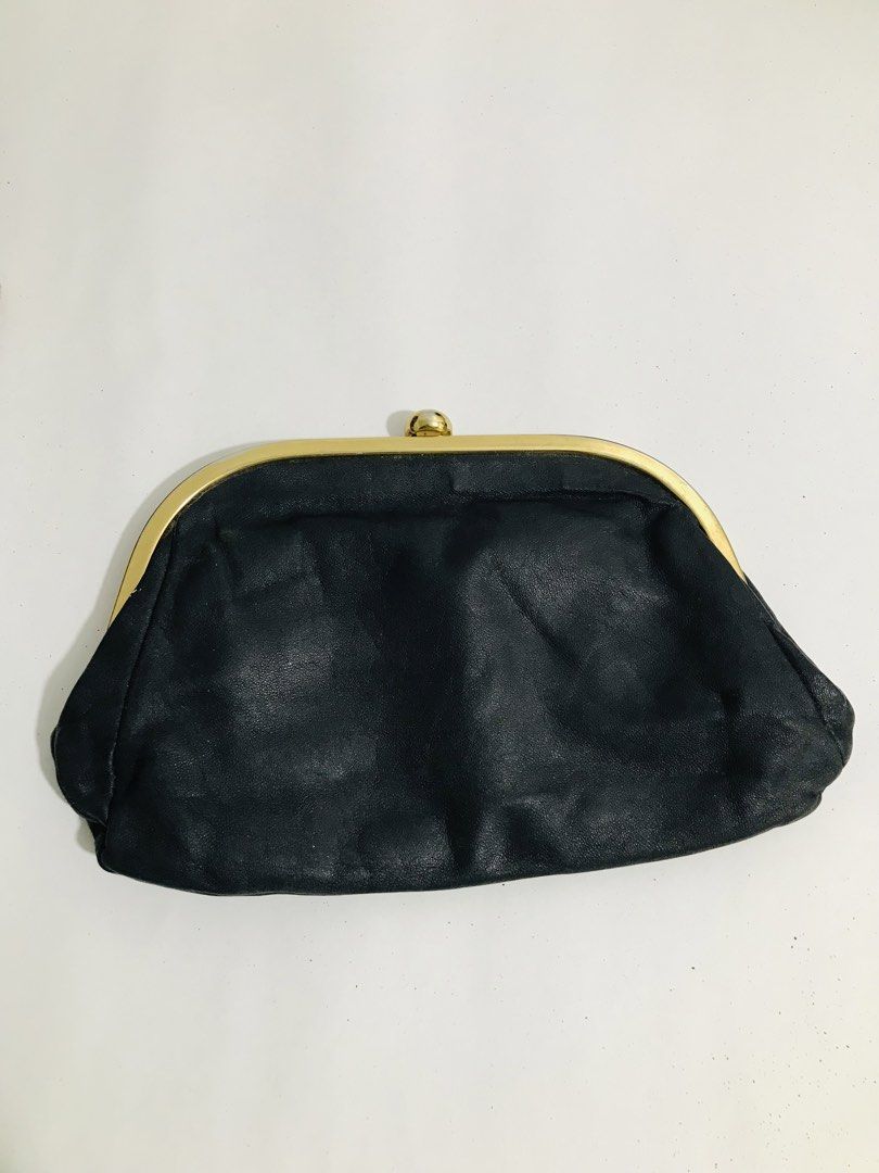GENUINE LEATHER POUCH (Category: Purses & Pouches) located in Gamu. Submitted by 2022bagsbunny (Listing ID 1462488802, Image 2). Description: .
