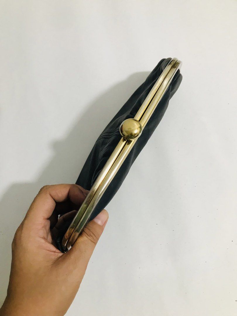 GENUINE LEATHER POUCH (Category: Purses & Pouches) located in Gamu. Submitted by 2022bagsbunny (Listing ID 1462488802, Image 3). Description: .
