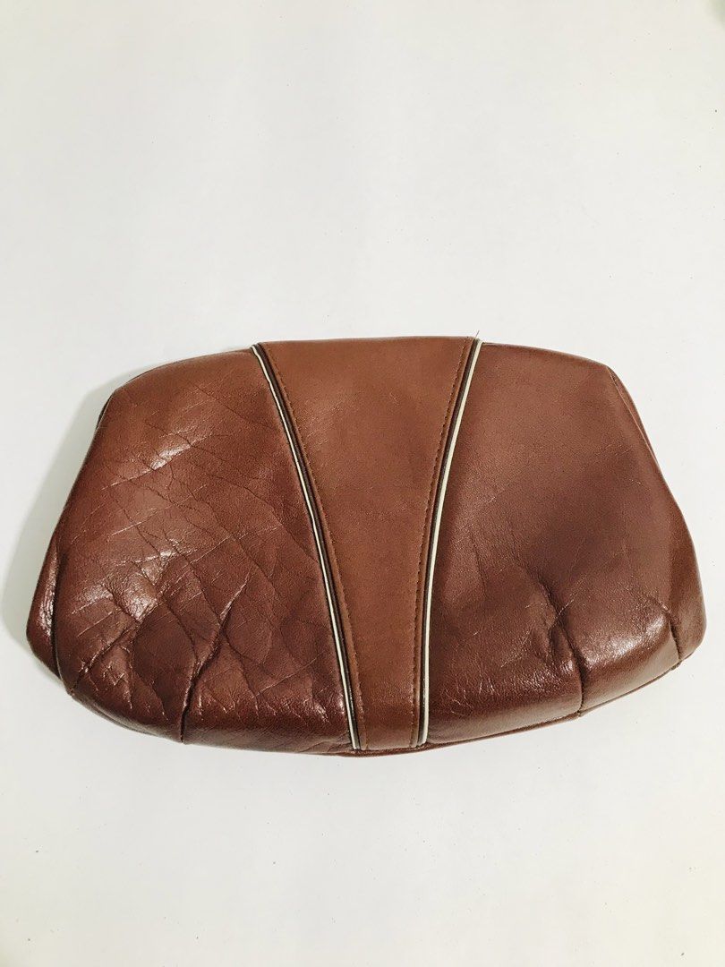 GENUINE LEATHER POUCH (Category: Purses & Pouches) located in Gamu. Submitted by 2022bagsbunny (Listing ID 1462488932, Image 1). Description: .