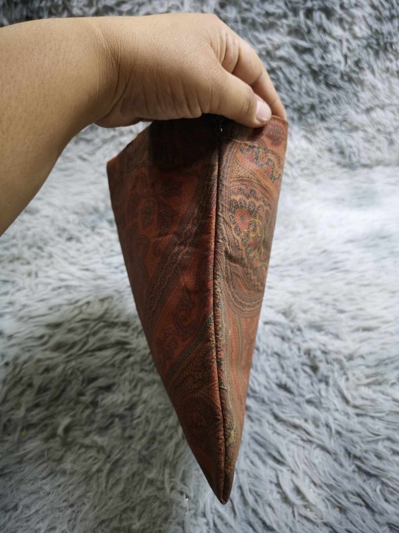 Geometric pattern Fabric Cinch Pouch (Category: Purses & Pouches) located in Santa Cruz. Submitted by jmy_surplus.2 (Listing ID 1462673313, Image 3). Description: Size ; L - 9.4 W - 10.2 Color ; Orange brown Type ; Pouch Brand ; No brand Material ; Fabric Style ; Fabric Cinch Pouch LR 129 JMY 1 Batch #221.