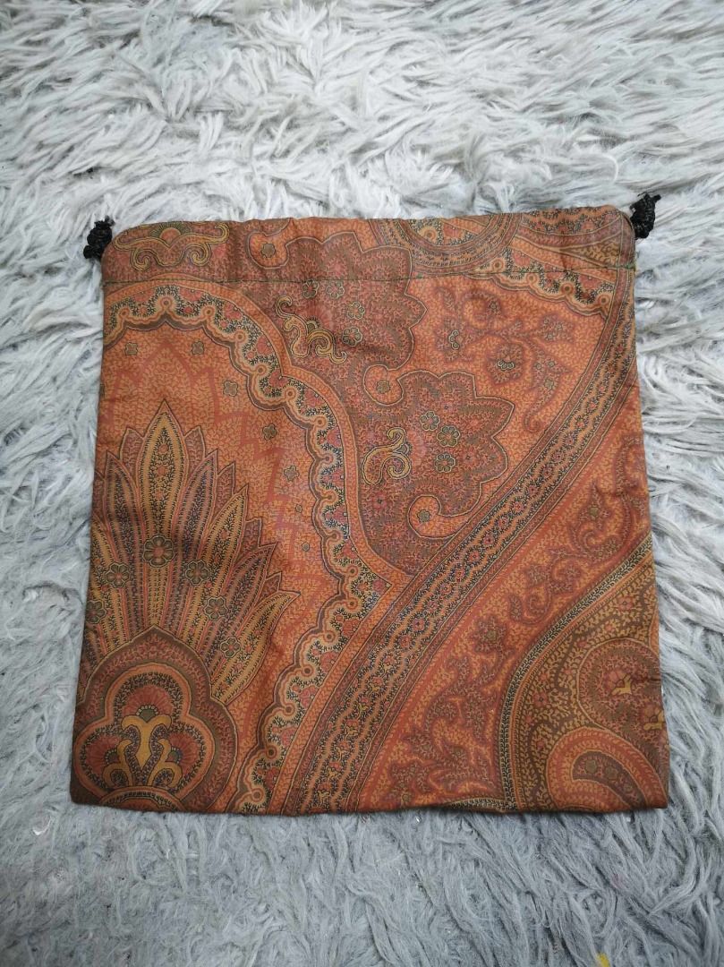 Geometric pattern Fabric Cinch Pouch (Category: Purses & Pouches) located in Santa Cruz. Submitted by jmy_surplus.2 (Listing ID 1462673313, Image 1). Description: Size ; L - 9.4 W - 10.2 Color ; Orange brown Type ; Pouch Brand ; No brand Material ; Fabric Style ; Fabric Cinch Pouch LR 129 JMY 1 Batch #221.