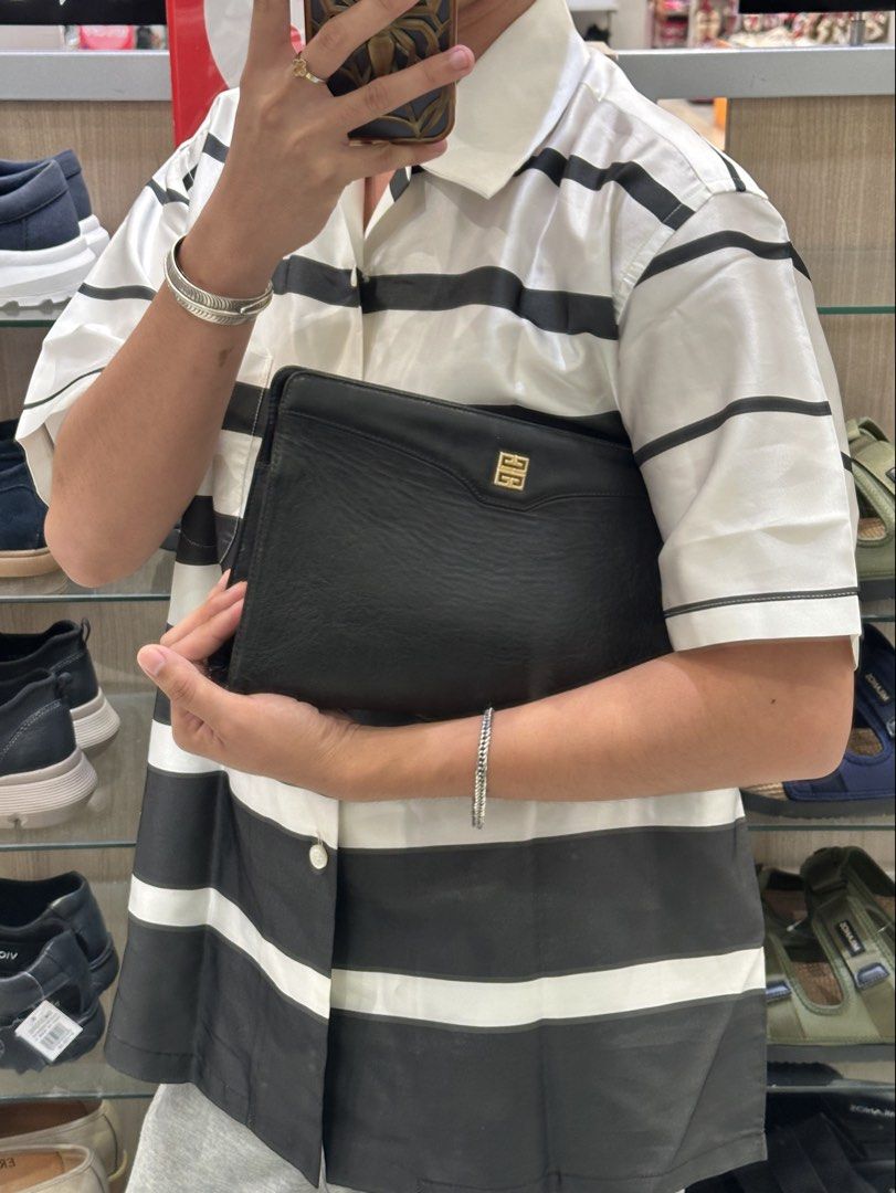 GIVENCHY 4G premium Cowhide Clutch. (Category: Belt bags, Clutches and Pouches) located in Cagayan de Oro. Submitted by kjcartier26 (Listing ID 1462641138, Image 3). Description: Authentic, Flawless, Clean inside/Outside. 🇯🇵💯 - 22k in peso. 😱😱😱😱 - Vintage piece ✨ - In good conditionz. - Good corners, Zipper, Interior..