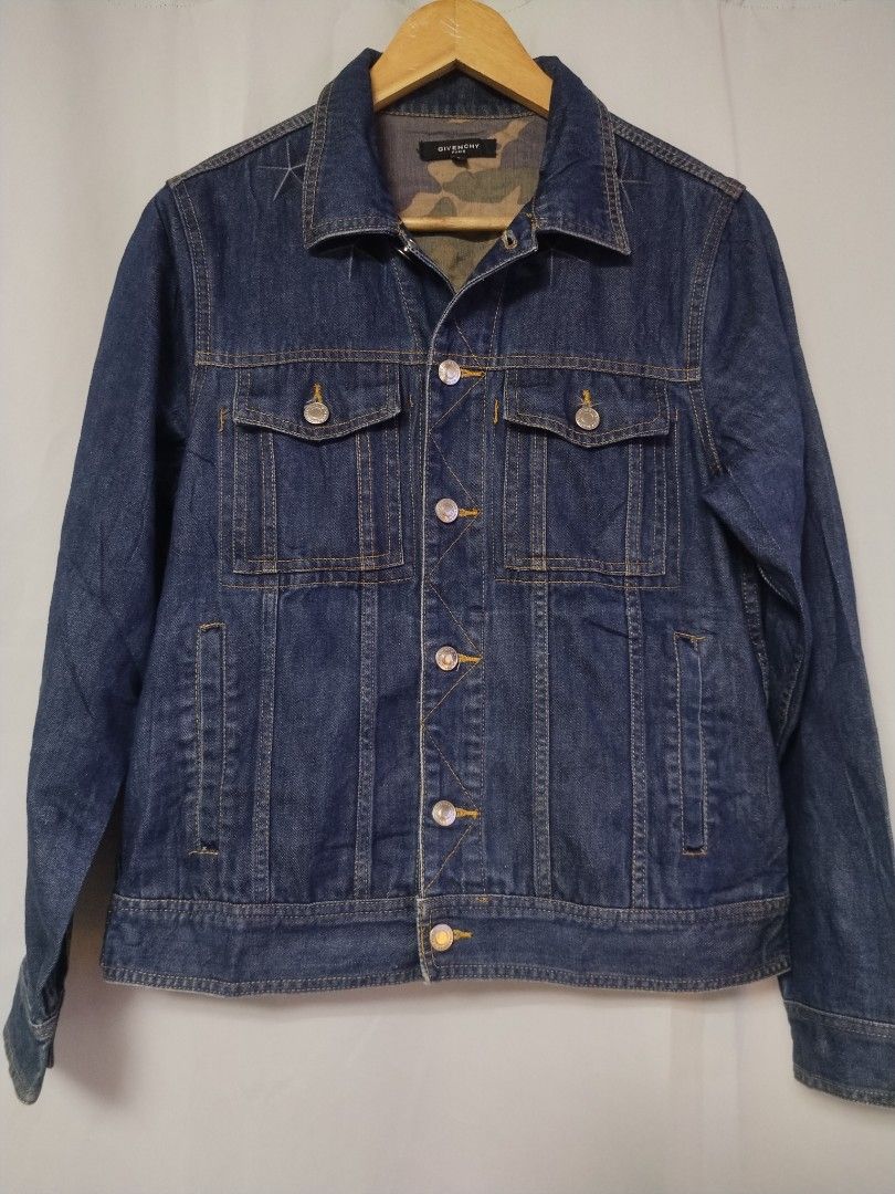 GIVENCHY DENIM JACKET (Category: Coats, Jackets and Outerwear) located in Manila. Submitted by liljhayvillanueva (Listing ID 1462582346, Image 1). Description: GIVENCHY DENIM JACKET SIZE SMALL COLORATE 9/10 NEED WASH.