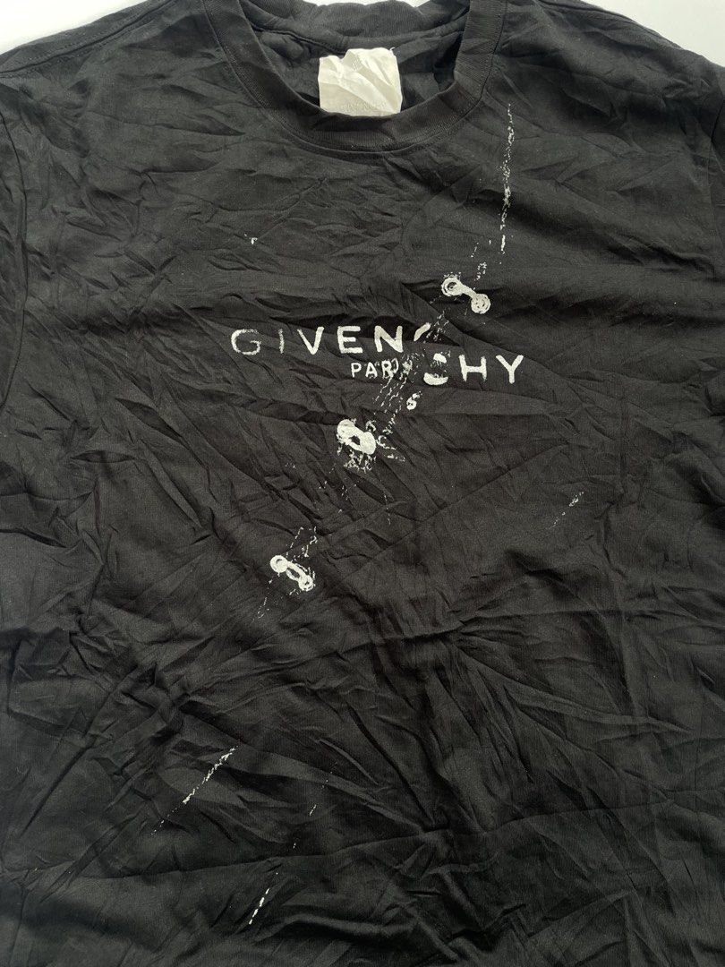 Givenchy trompe - L'oeil effect shirt (Category: Tshirts & Polo Shirts ) located in General Mariano Alvarez. Submitted by savenlester (Listing ID 1462627943, Image 2). Description: Givenchy trompe - L’oeil effect shirt ◾W - 21 ◾L - 27 ◾Good condition ◾Color rate 9/10 ◾No issue .