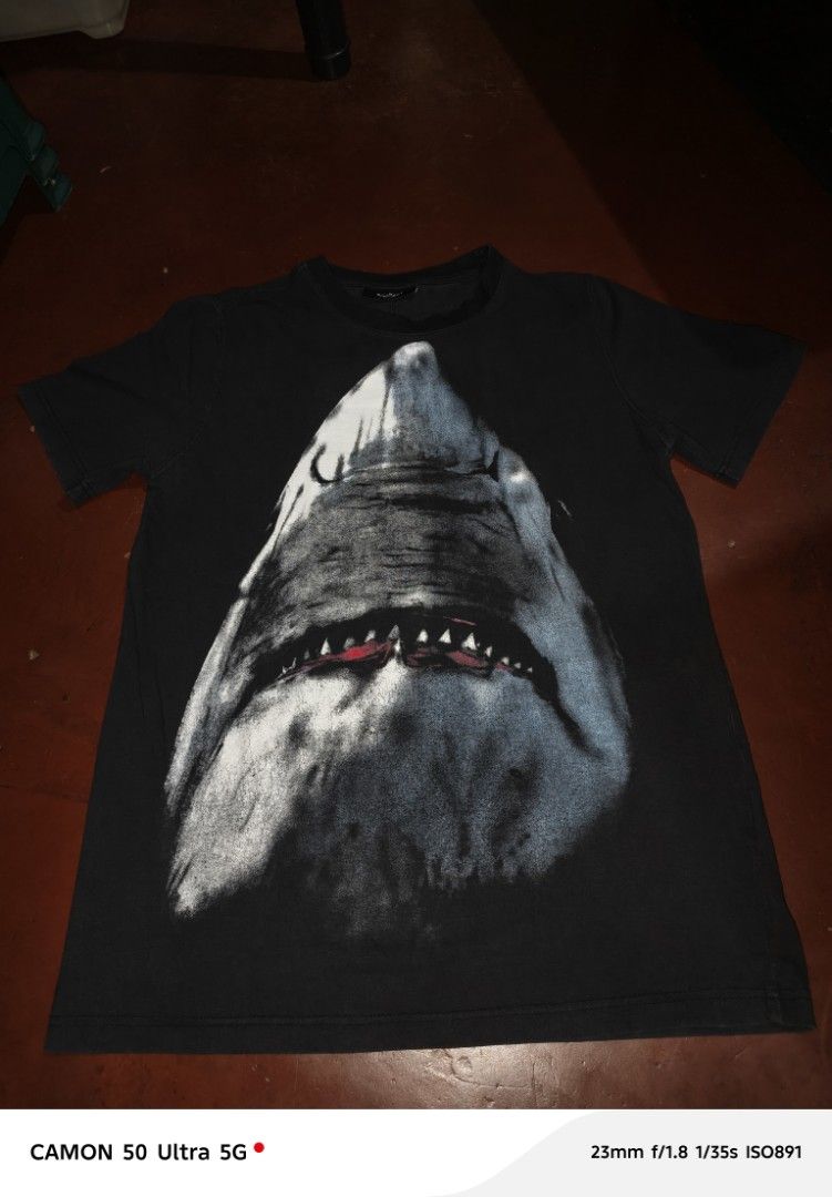 Givenchy tshirt (Category: Formal Shirts) located in Malaybalay. Submitted by kennethrickcatane_ocean (Listing ID 1462623966, Image 1). Description: Condition 7/10 Size M-L.