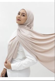 (Category: ) located in . Submitted by rollmywardrobe (Listing ID 1462468727, Image 1). Description: .