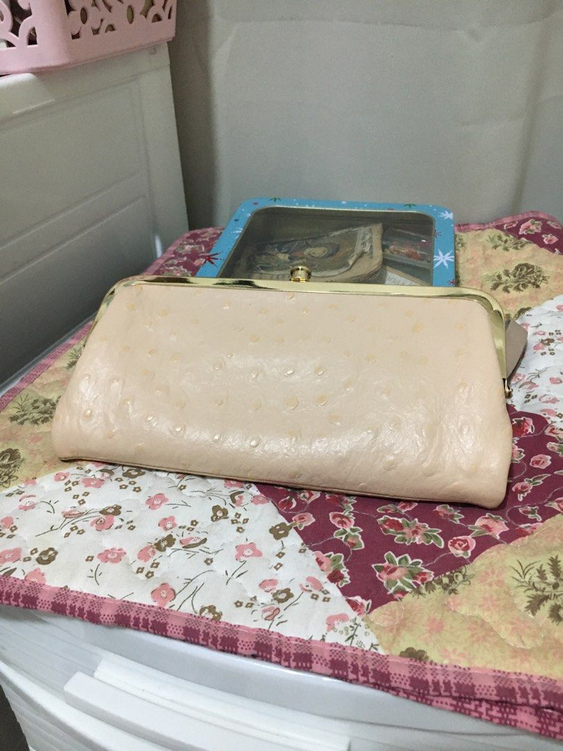 Got it love it ostrich purse (Category: Purses & Pouches) located in Balete No 2. Submitted by troyesybang (Listing ID 1462503245, Image 1). Description: Double caselock purse Auth ostrich Last prize posted Sf to the j&t .