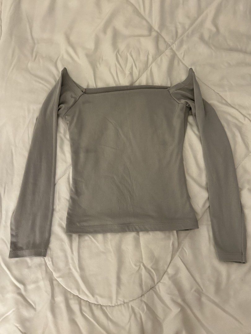 Gray offshoulder (Category: Longsleeves) located in Taguig. Submitted by prelovedbyrhy_ (Listing ID 1462465320, Image 1). Description: .