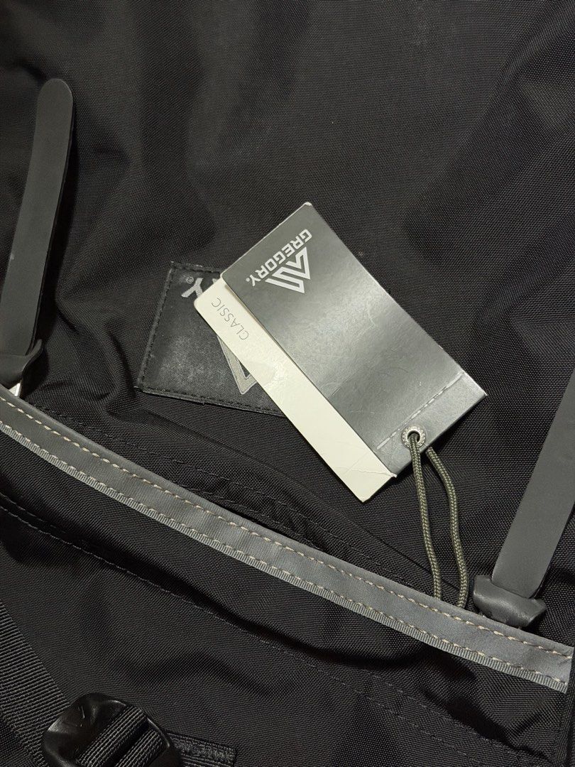 Gregory 26L 反光黑色 Day Pack 背囊 （分類：背包）位於 Hong Kong。 由 opvoooi 提交（商品編號 1462350913，圖片 3）。簡介： Gregory 26L 反光黑色 Day Pack 背囊。好多間隔，好實用。適合日常返工返學或者去旅行。 好少使用 幾乎全新。