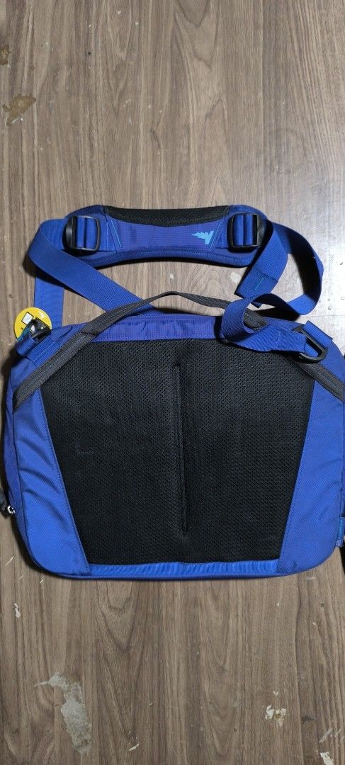 Gregory Aspect Utility Messenger Bag - Blue (Category: Sling Bags) located in Cabuyao City. Submitted by bdeborja1291 (Listing ID 1462482830, Image 2). Description: GREGORY GRAFT 12 - Brand new Gregory Aspect Utility messenger bag - Ideal for everyday use or travel - Padded shoulder strap for comfort - Convenient grab handle - Fits up to a 15" laptop - Constructed from durable 420D nylon - Original tags still attached price: 1700 txt or call 0932