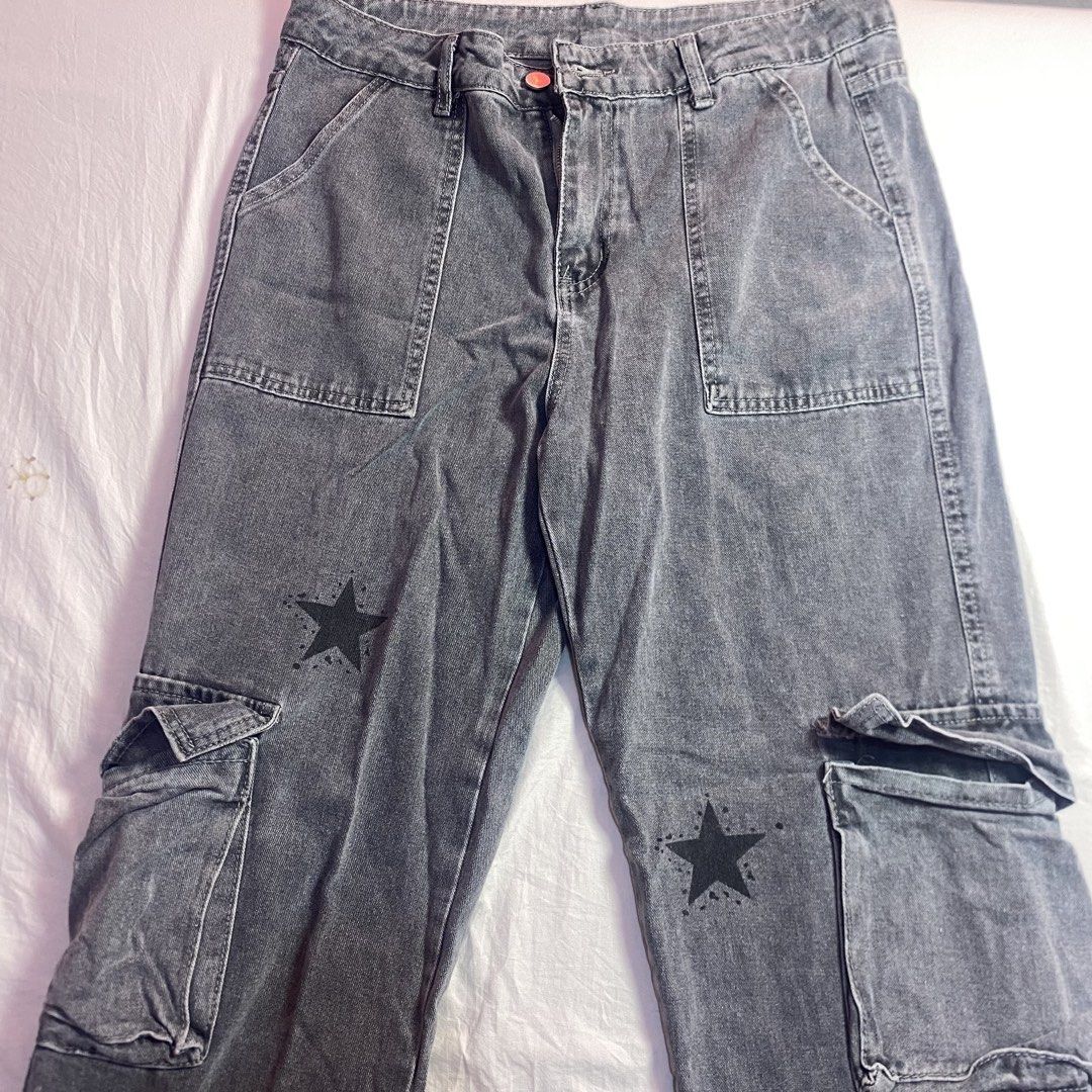 Alt grunge Emo Y2k Grey Cargo Pants with Star Print (Category: Jeans) located in Bacolod City. Submitted by stqrshel (Listing ID 1462514664, Image 3). Description: - Grey cargo pants with a unique star print. - Baggy fit for maximum comfort. - Features multiple functional pockets. - Ideal for everyday casual wear. SIZE M.