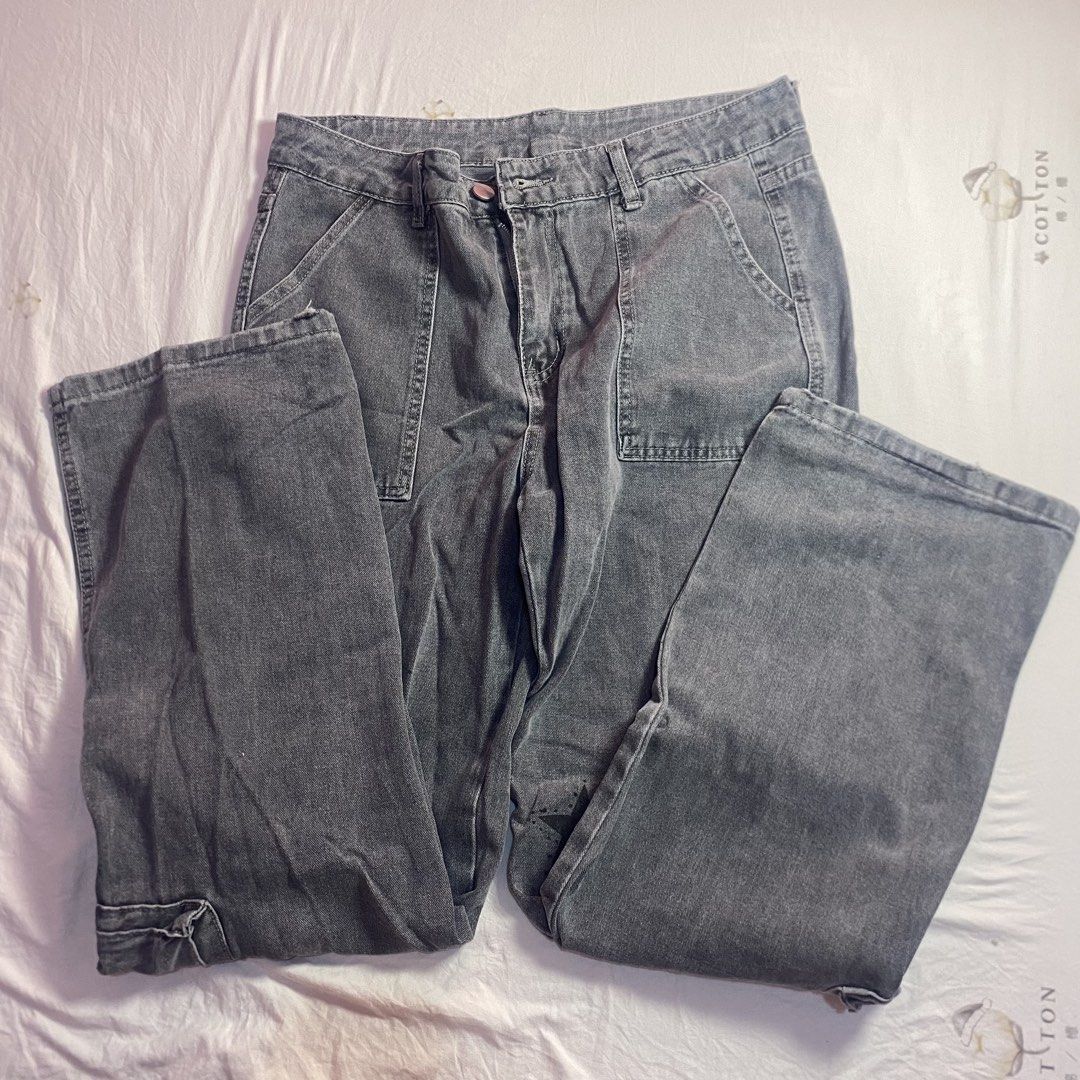 Alt grunge Emo Y2k Grey Cargo Pants with Star Print (Category: Jeans) located in Bacolod City. Submitted by stqrshel (Listing ID 1462514664, Image 2). Description: - Grey cargo pants with a unique star print. - Baggy fit for maximum comfort. - Features multiple functional pockets. - Ideal for everyday casual wear. SIZE M.