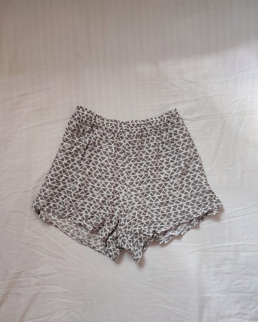 Grey Geometric Print Rayon Lounge Shorts (Category: Shorts) located in Jaen. Submitted by roxantiago (Listing ID 1462651083, Image 1). Description: - Comfy shorts with a stylish grey geometric pattern. - Made from 100% breathable rayon. - Features an elastic waistband for a comfortable, adjustable fit. - Ideal for lounging at home or casual outings. - Size: Medium (M). - Please check care instructions on the tag..