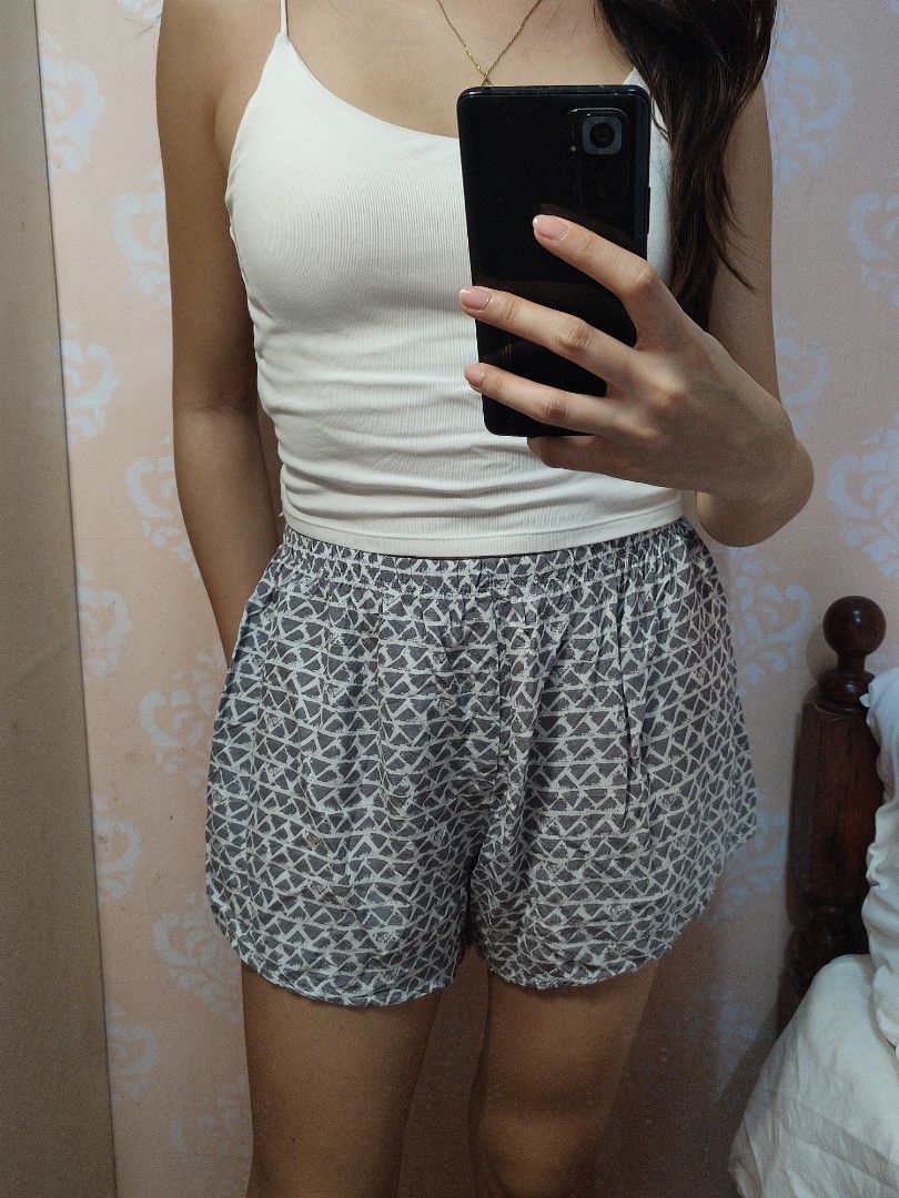 Grey Geometric Print Rayon Lounge Shorts (Category: Shorts) located in Jaen. Submitted by roxantiago (Listing ID 1462651083, Image 2). Description: - Comfy shorts with a stylish grey geometric pattern. - Made from 100% breathable rayon. - Features an elastic waistband for a comfortable, adjustable fit. - Ideal for lounging at home or casual outings. - Size: Medium (M). - Please check care instructions on the tag..