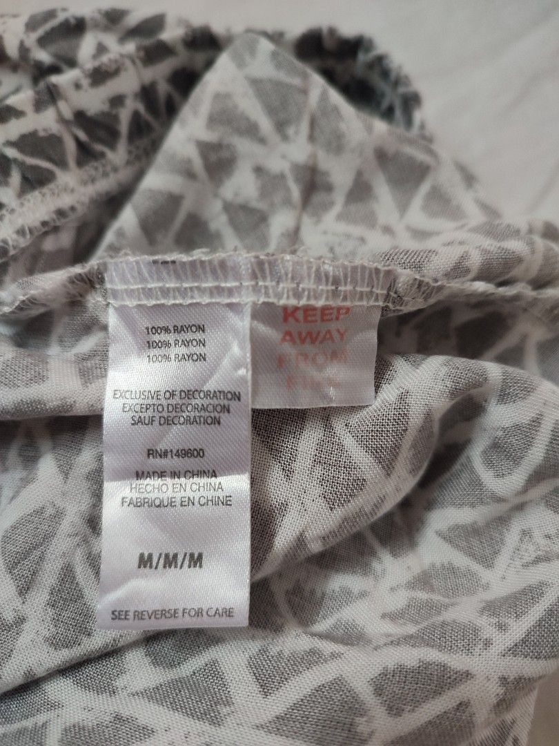 Grey Geometric Print Rayon Lounge Shorts (Category: Shorts) located in Jaen. Submitted by roxantiago (Listing ID 1462651083, Image 3). Description: - Comfy shorts with a stylish grey geometric pattern. - Made from 100% breathable rayon. - Features an elastic waistband for a comfortable, adjustable fit. - Ideal for lounging at home or casual outings. - Size: Medium (M). - Please check care instructions on the tag..