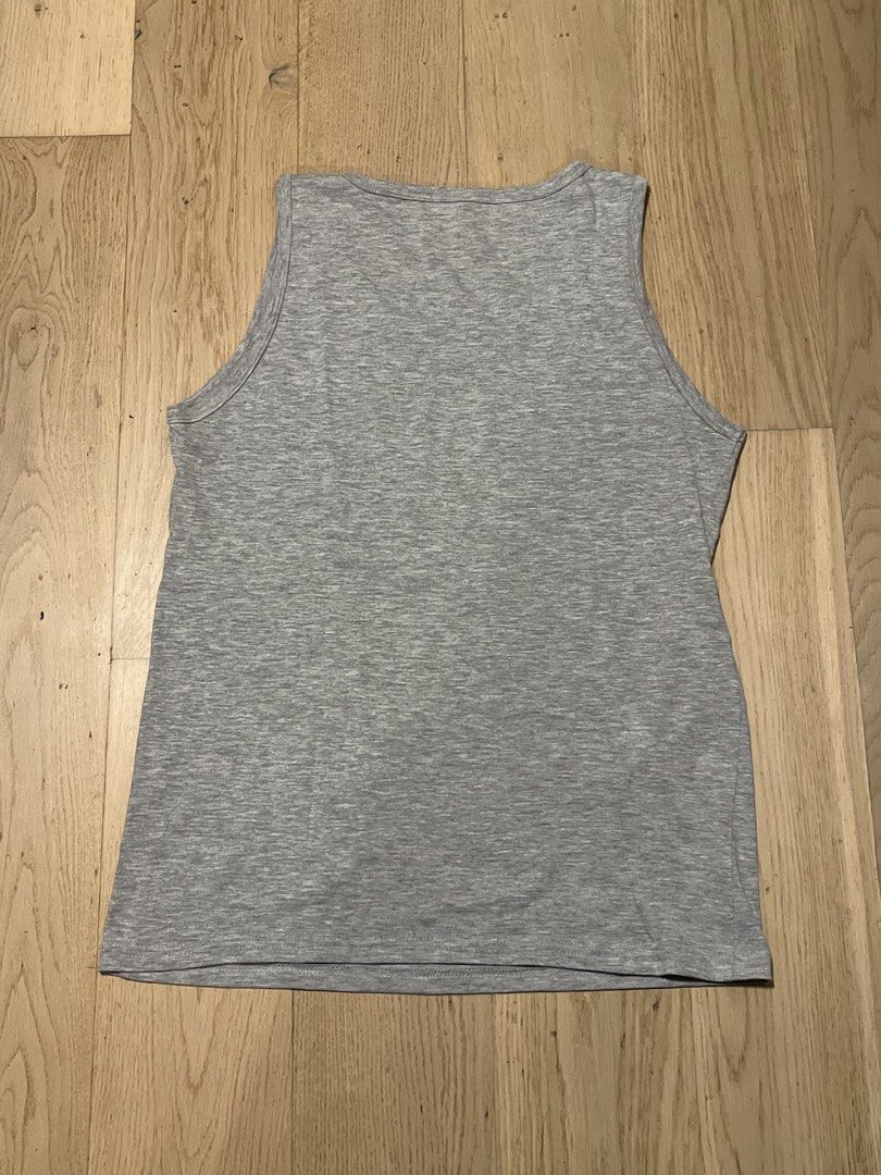GREY GRAPHIC TANK TOP / 灰色休閒背心 （分類：背心）位於 Hong Kong。 由 bronkey 提交（商品編號 1462621927，圖片 2）。簡介： 狀態如圖 有意PM / DM for further measurements 👍。